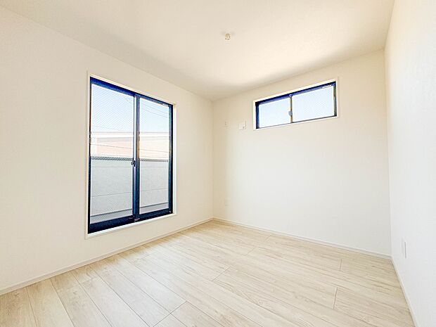 1号棟【洋室5.2帖】自然光の明るい空間でお子様と遊べます。