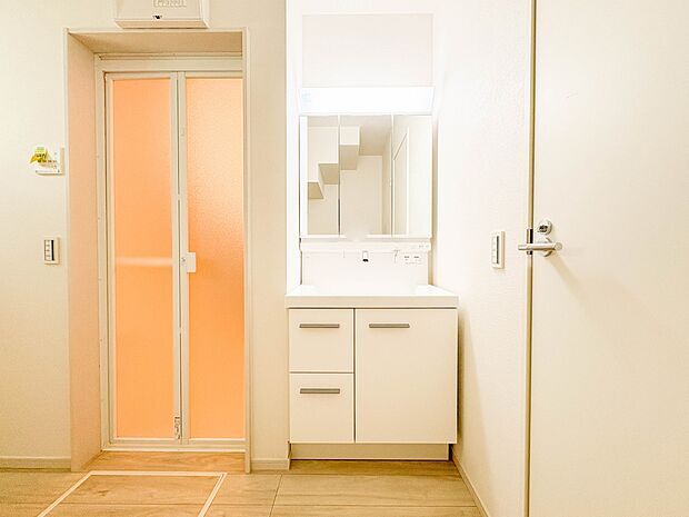 1号棟【洗面台】 十分な大きさの洗面台は、身だしなみチェックや歯磨きなど、朝の慌ただしい時間でもホテルライクなスペースで余裕とゆとりを感じて頂けます。