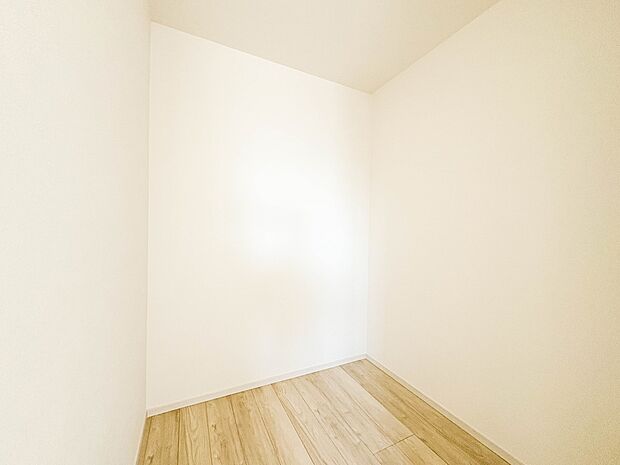 1号棟【WIC(ウォークインクローゼット)】 たくさんの洋服をかけてもシワになりにくいウォークインクローゼット。洋服以外にも、普段使わない家電やスーツケース、ストック品など何でも片付く嬉し…