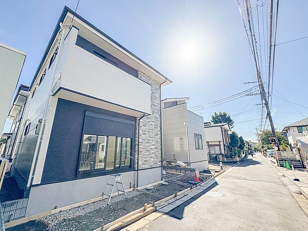 1号棟【前面道路4?】家の前をまっすぐの通りが走っている。クルマは少なく、人々は毎朝、ウォーキング、ジョギング、犬の散歩など、フリーな朝時間を過ごしている。