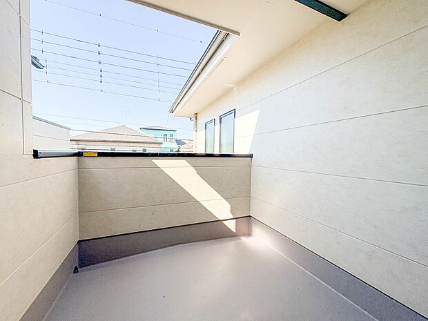 1号棟【バルコニー】 バルコニーから差し込む陽光・通風は、住環境・快適性と共に有り続ける貴重な「財産」です。