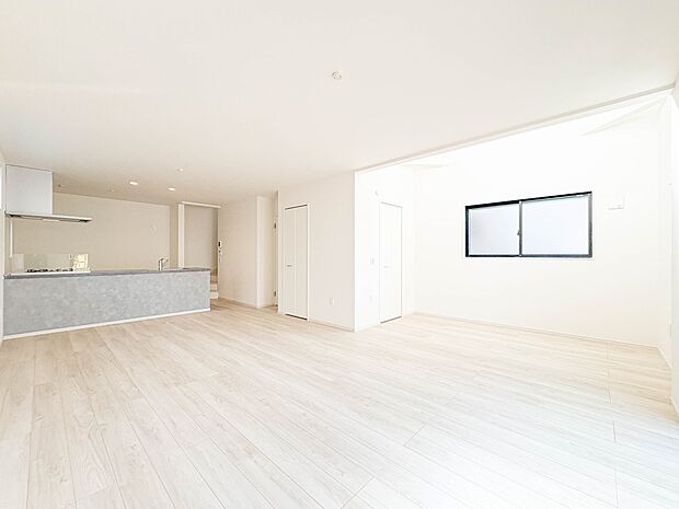 1号棟【LDK18.8+3.6帖】シンプルなデザインの家は風情がある。住む人のこだわりを感じる。外観も内装もいたってシンプル。居心地がよく、家事や趣味、子育てなどにも集中できる。家も人間も熟…