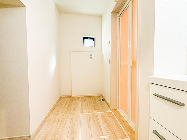 1号棟【脱衣所】洗面所は小さなプライベートスペース。歯磨き、洗顔と毎日施す個人空間。