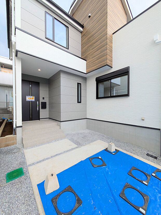 玄関はおうちの顔と言われます。玄関アプローチは、外観デザインの印象を左右します。ご家族の個性を出しながら、素敵な玄関でお客様をお迎えしてください。