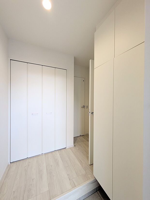 【玄関】上質感漂うアプローチ。居住者の帰り、訪れる方を優しく迎える。