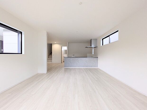 【リビング】インテリアショップで見掛けた「あの家具」も置ける、ゆったりとした空間。時に広さが上質な寛ぎの時間になる事も。