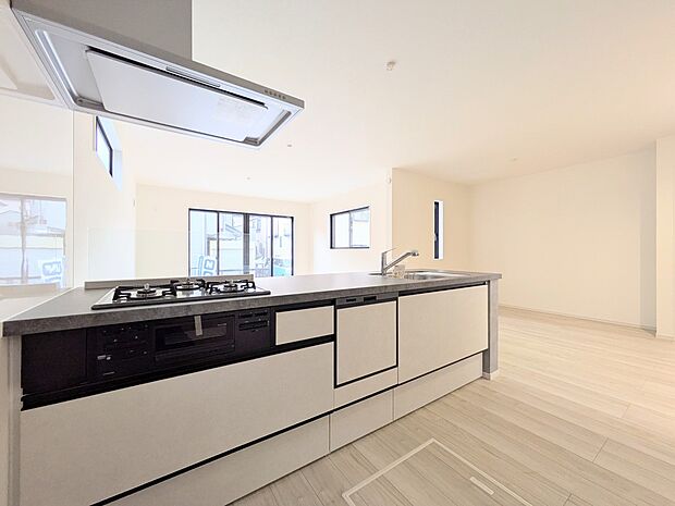 【キッチン】三口コンロで料理の幅を拡げてくれる使いやすいシステムキッチンを採用。洗い場も大きいので野菜や食器を洗ったりする際にも捗り、奥様の強い味方となってくれるはずです。