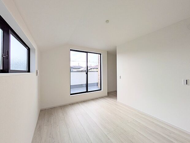 大きな窓からたっぷりと陽光が注がれる明るい空間。