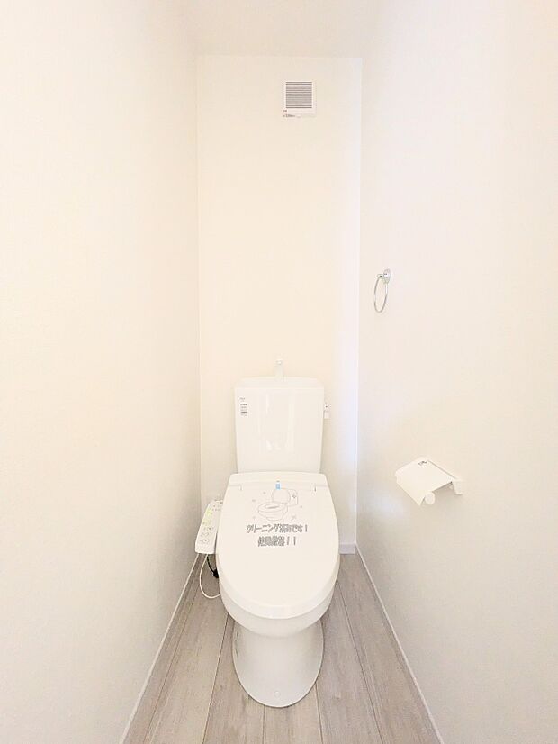 【トイレ】トイレ・ウォシュレット付。快適で衛生的な洗浄機能付温水シャワートイレです。収納や手すりもついてます。