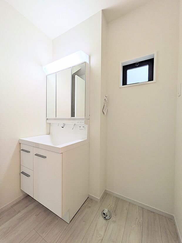 【Powder room-洗面所-】 使い勝手を追求した新機能とデザイン性を併せ持つドレッサー。毎日使うところだから、常に清潔を保ちたい。