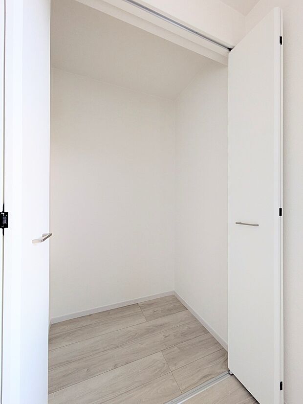 限られたスペースを有効に活用できる壁面クローゼット。