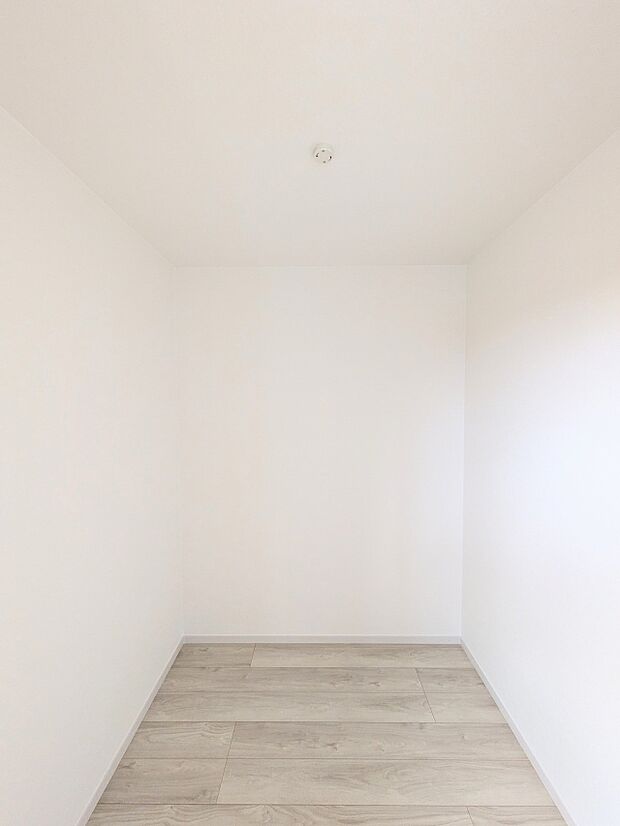 【WIC】各所に配置された収納スペースは、洋服や小物はもちろんのこと、掃除機や日用予備品・お子様のおもちゃなど様々な物を収納して頂ける便利なスペースです。