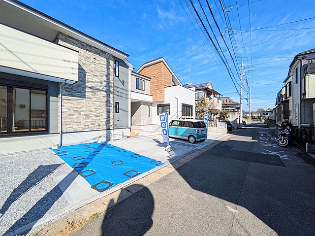 家の前は美しい通りになっていますが、クルマが比較的少なく。家のまわりで遊ぶお子さまも大丈夫です。