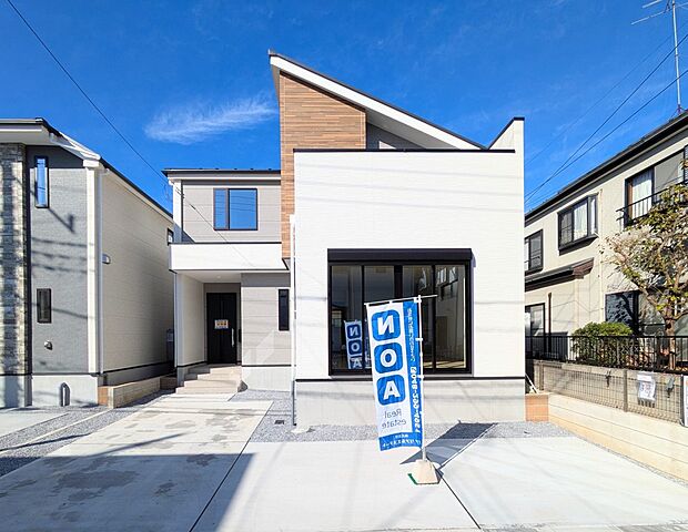 堂々たる趣ながら、主張し過ぎずどこか余裕を感じさせるシャープなフォルムで佇む邸宅は、晴天の空と照らし合わせる事で、本来あるべき完成形の姿を見せてくれます。