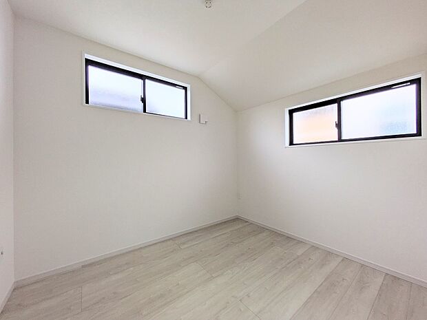 シンプルにデザインされた室内。家具やレイアウトでお好みの空間に。