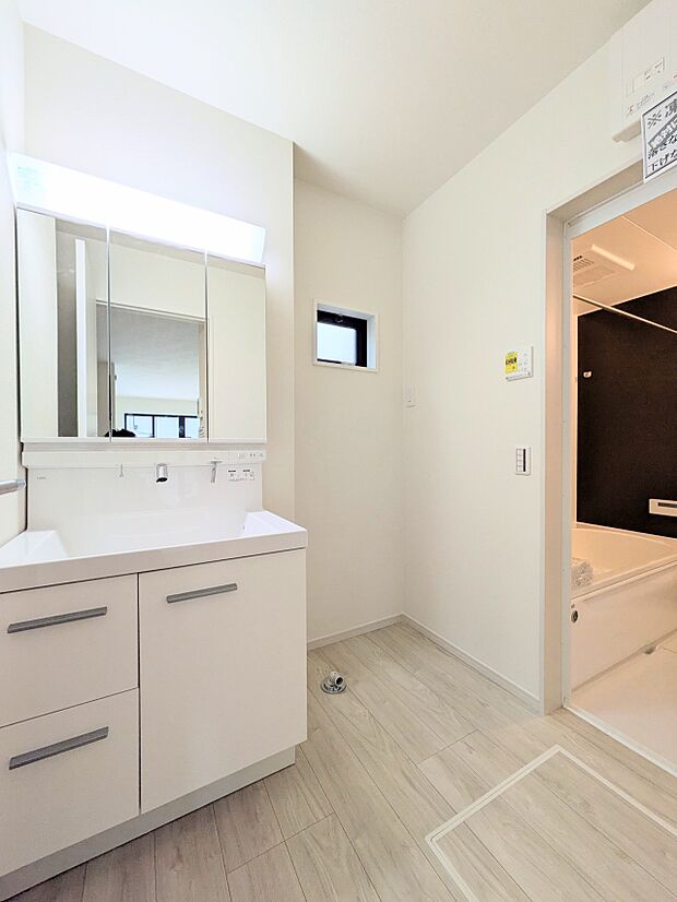 【ランドリースペース】毎日使う洗濯機。しっかりと奥行きのある置き場が確保されています。