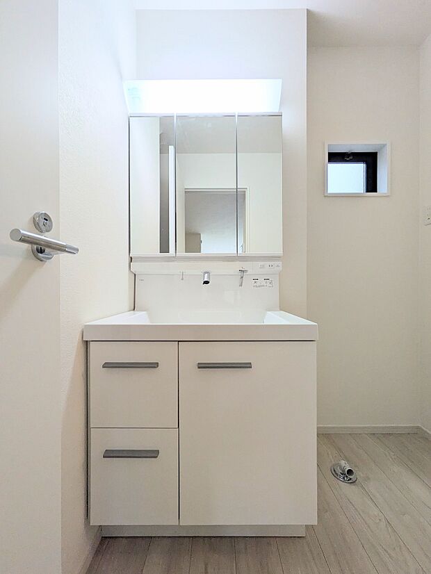 洗面所は小さなプライベートスペース。歯磨き、洗顔と毎日施す個人空間。小窓も設置して、熱気などを開放して、爽やかなスペースになるように設計されています。