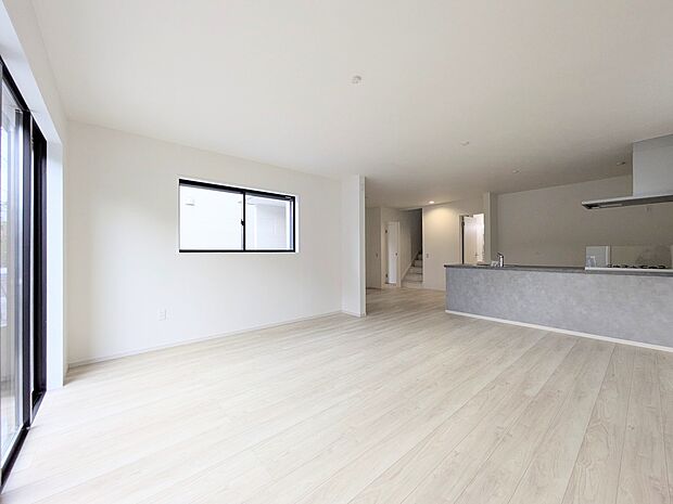 【リビングダイニング】リビングにいるお子様と会話をしながら家事ができるカウンターキッチン。いま手があいているか、忙しそうなのか相手の様子を伺いながらコミュニケーションをとる訓練にもなります。…