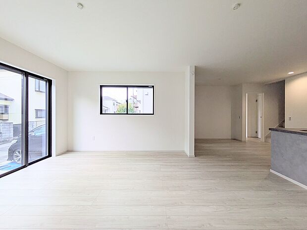 【ダイニングキッチン】木の温もりがやさしいフローリング仕様。明るく広々としたダイニングはとても快適な空間です。