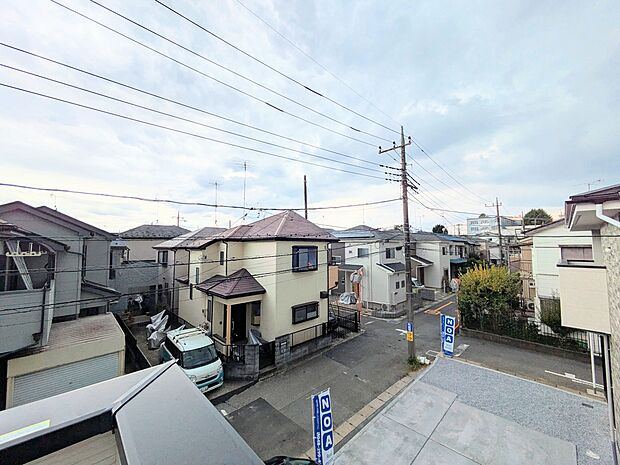 朝の澄んだ空気や、夕方に吹く清々しい風を五感で感じられるバルコニー。屋外にあって、住まいの中でも本当の自然を感じられるスペースです。