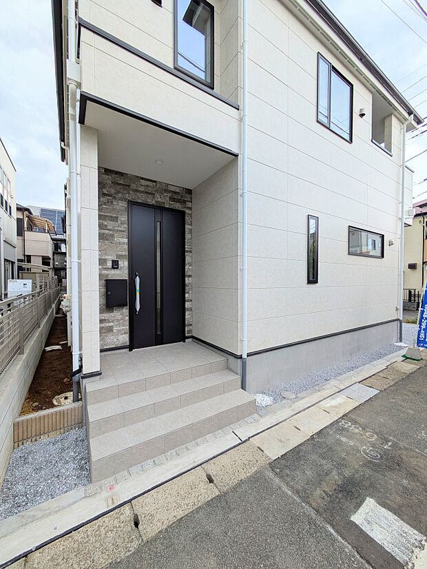 玄関へのアプローチ。居住者の帰り、訪れる方を優しく迎える・安らぎに満ちた生活空間を予感させる。健やかな暮らしを楽しめそう。