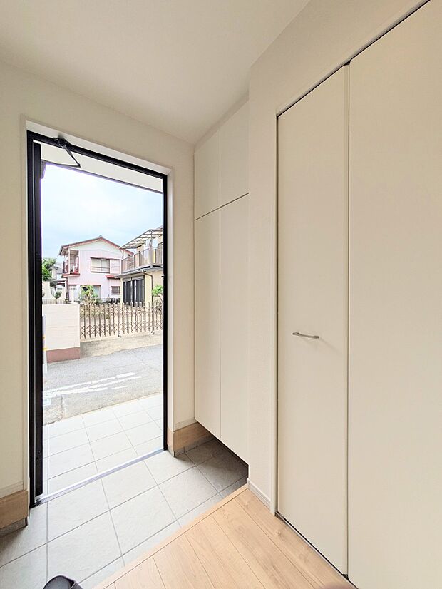 【玄関】玄関はおうちの顔と言われます。玄関アプローチは、外観デザインの印象を左右します。ご家族の個性を出しながら、素敵な玄関でお客様をお迎えしてください。