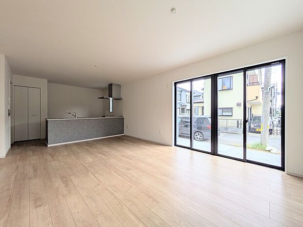 【リビング】インテリアショップで見掛けた「あの家具」も置ける、ゆったりとした空間。時に広さが上質な寛ぎの時間になる事も。