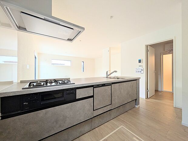 カウンターキッチンは広くて収納力もあるので、快適に料理をすることができます。食器や炊事用具を手の届くところに配置しやすいため調理もスピーディーですよ。