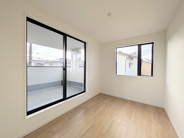 独立性を高めたお部屋。たっぷりの収納も配備しており、片付いた空間を実現出来そう。陽光も降り注ぐ明るく開放的な空間が魅力的。