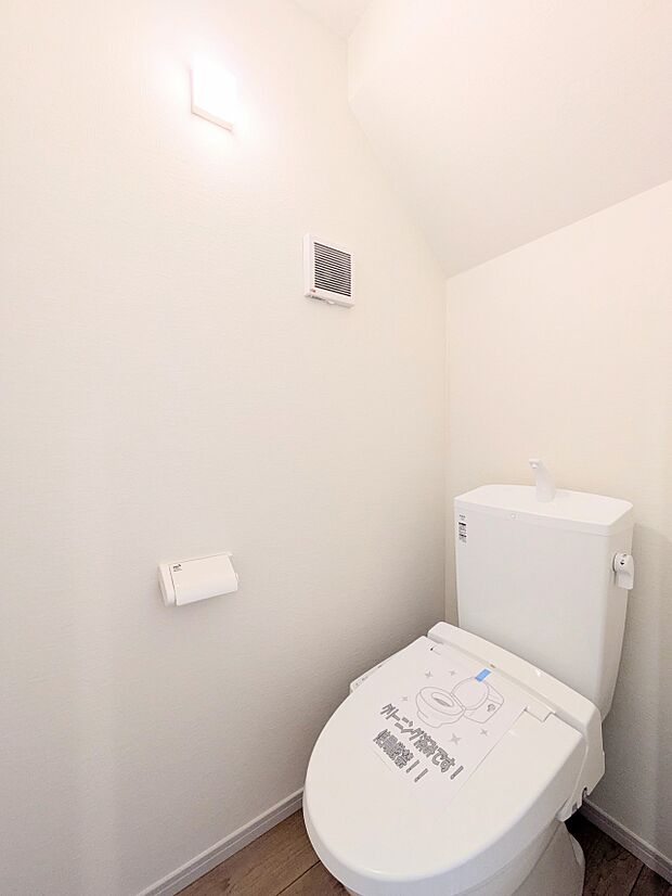 トイレ・ウォシュレット付。快適で衛生的な洗浄機能付温水シャワートイレです。 収納や手すりもついてます。