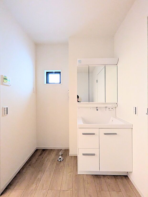 【洗面所】大きく見やすい三面鏡で清潔感ある洗面台は、身だしなみチェックや肌のお手入れに最適です。何かと物が増える場所だからこそ、スッキリと見映えの良い空間に拵えました。