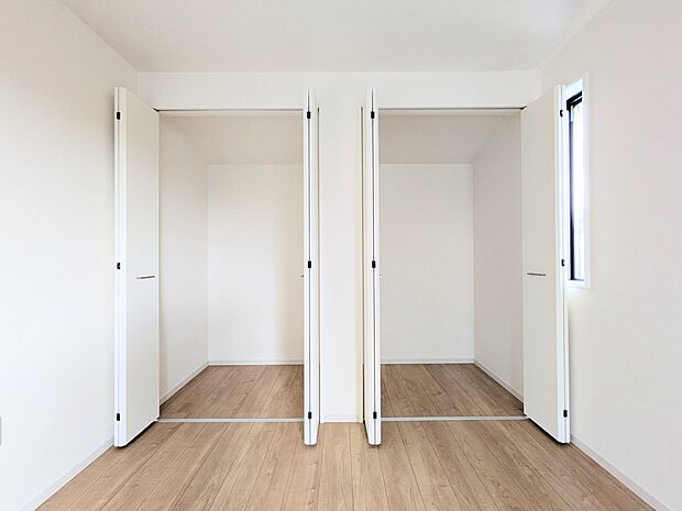 各所に配置された収納スペースは、洋服や小物はもちろんのこと、掃除機や日用予備品・お子様のおもちゃなど様々な物を収納して頂ける便利なスペースです。