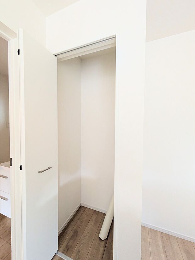 【パントリー(食料庫)】 常温保存できるパン、お米、調味料、缶詰など、日常的に使うものや未開封の食品の収納にぴったり。棚にものを並べて収納すれば、何が足りないのかひと目で確認できます。