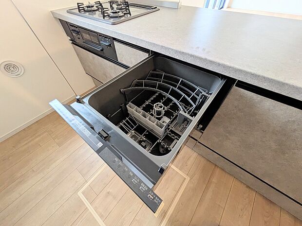 食器洗いのわずらわしさから開放してくれる嬉しい設備。後片付けの手間を減らし奥様の時間を有効活用できます。お湯と洗剤を使う機会が少なくなるため、手荒れ防止にも。