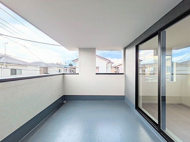 朝の澄んだ空気や、夕方に吹く清々しい風を五感で感じられるバルコニー。屋外にあって、住まいの中でも本当の自然を感じられるスペースです。