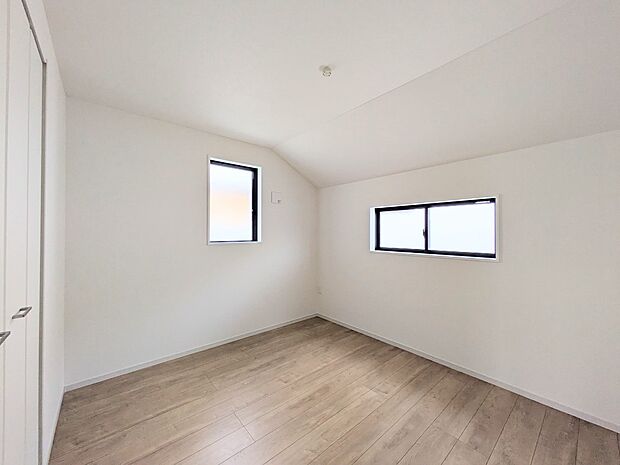 【洋室】柔らかな陽光とフローリングの色味が調和した快適な空間。