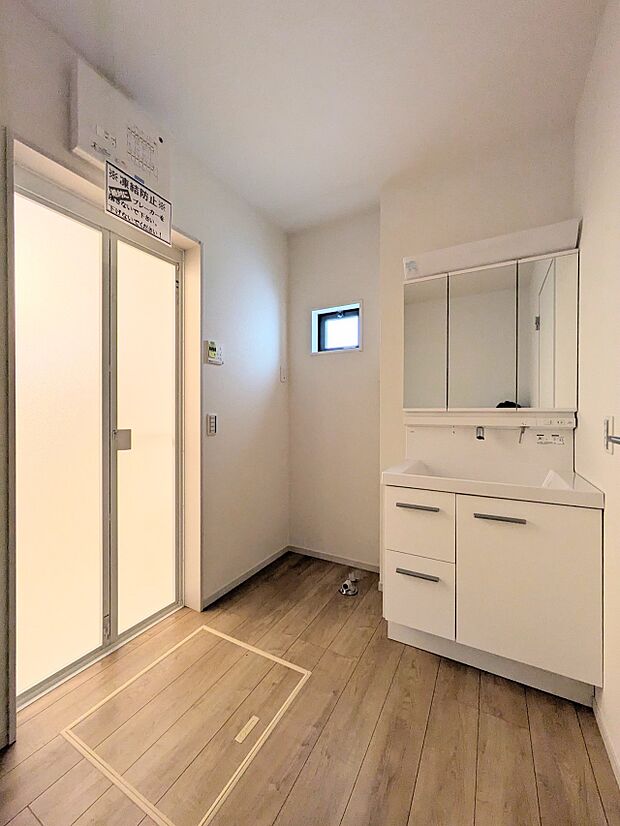 【脱衣所】洗面所は小さなプライベートスペース。歯磨き、洗顔と毎日施す個人空間。