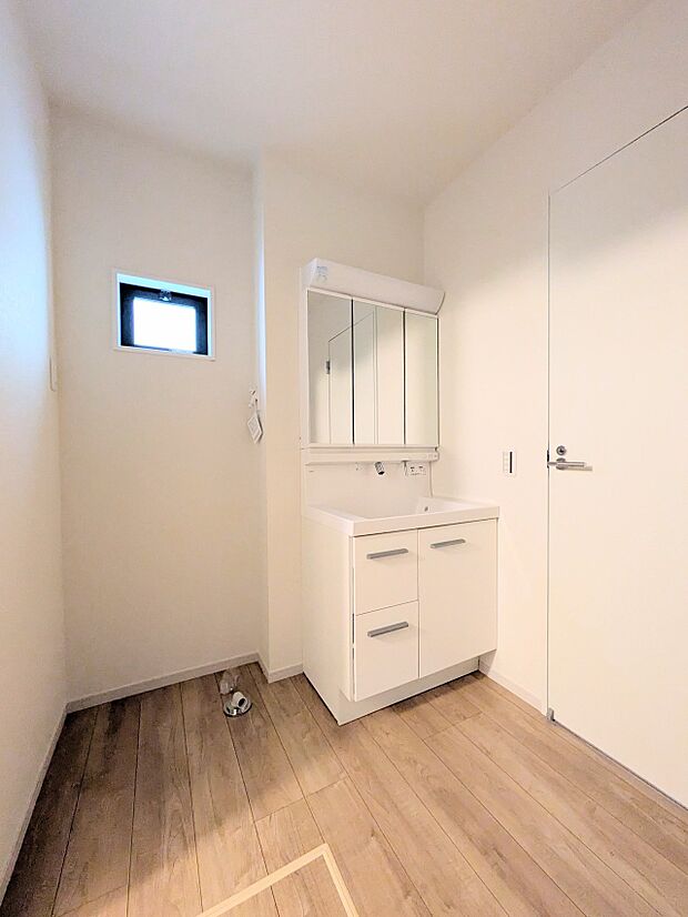 【Laundry space-ランドリースペース】  毎日使う洗濯機。しっかりと奥行きのある置き場が確保されています。