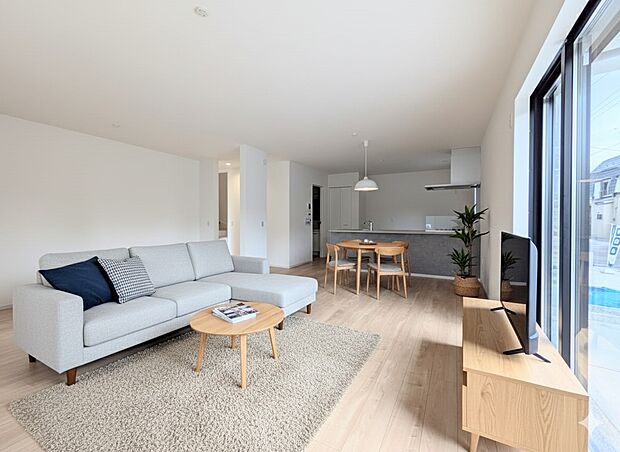 【リビングダイニング】リビングにいるお子様と会話をしながら家事ができるカウンターキッチン。いま手があいているか、忙しそうなのか相手の様子を伺いながらコミュニケーションをとる訓練にもなります。…