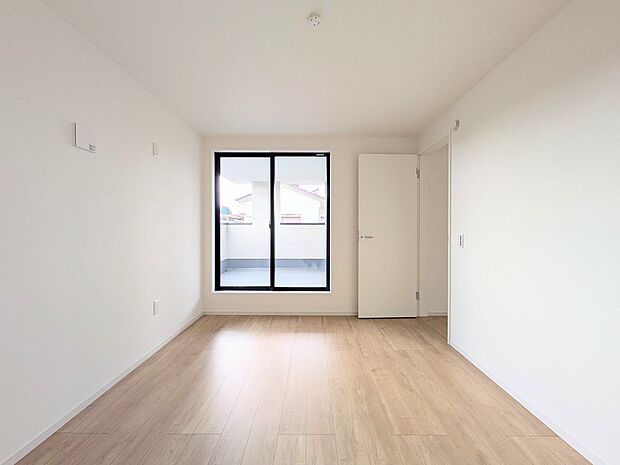 独立性を高めたお部屋。たっぷりの収納も配備しており、片付いた空間を現実出来そう。