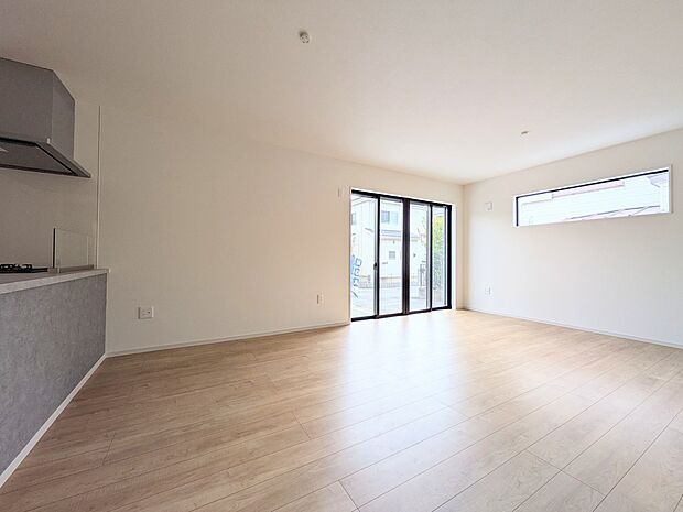 【ダイニング】ダイニングテーブルを置いても十分な広さが確保されています。