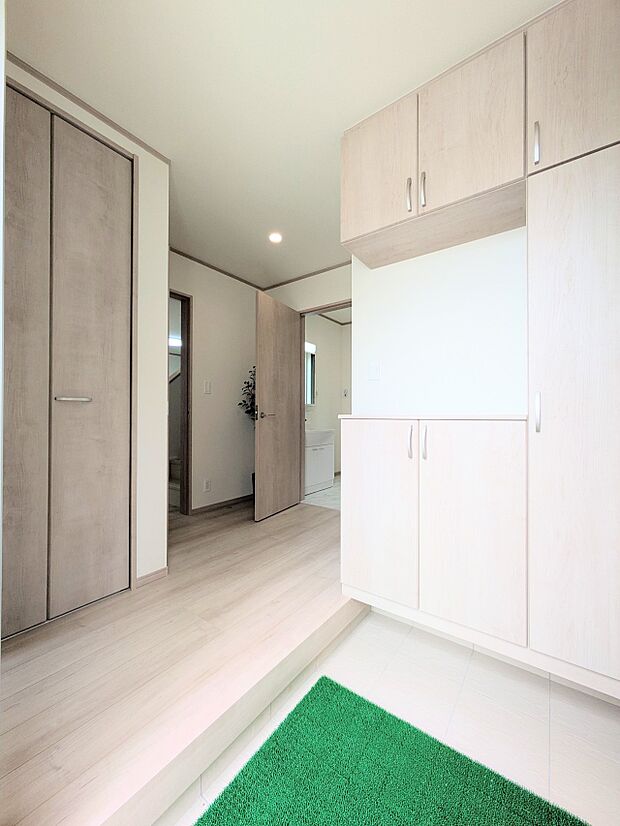 【玄関】スタイリッシュかつ品のある玄関。