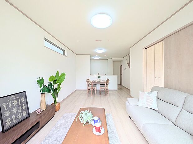 インテリアショップで見掛けた「あの家具」も置ける、ゆったりとした空間。時に広さが上質な寛ぎの時間になる事も。