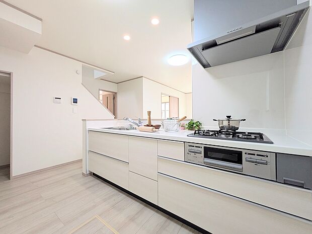 【キッチン】ナチュラルな自然光の中での調理。会話が弾む対面型キッチン。お洒落な食器類を余裕で収納できるスペース。動きやすい女性目線のキッチン動線。これからはお料理をつくる時間が劇的に変わりま…