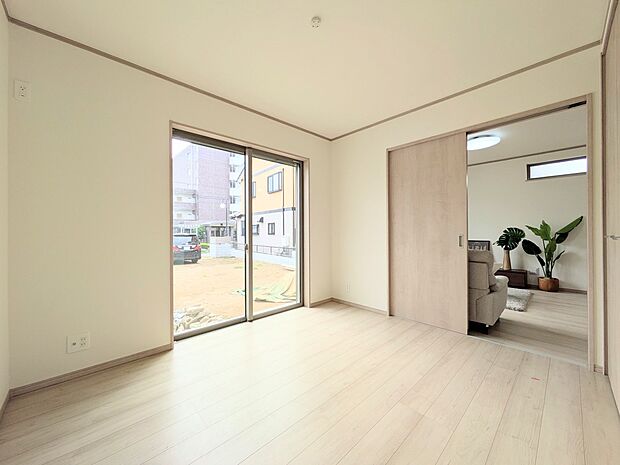 お部屋が明るいだけで、ちょっと幸せになれる。陽ざしの心理効果のおかげです。お部屋に陽をたっぷりとりこみましょう。明るいお部屋にいると、顔もなぜか明るくなる。