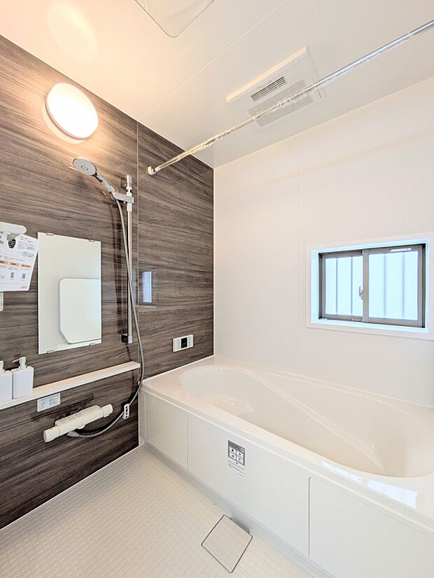 1日の疲れを癒すバスルームは、心地よいリラックスを叶える清潔感溢れる美しい空間。