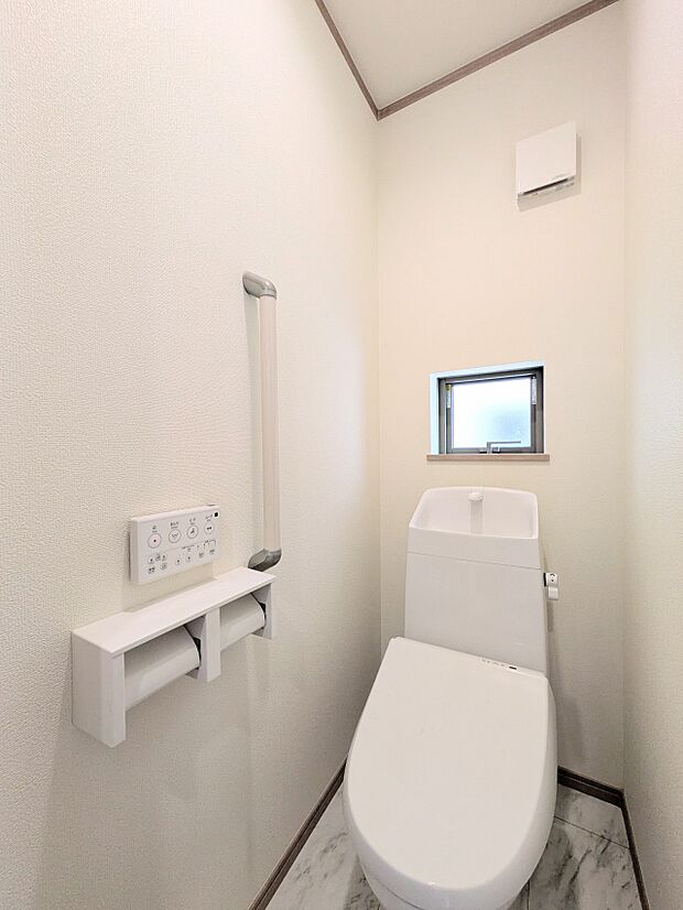 トイレ・ウォシュレット付。快適で衛生的な洗浄機能付温水シャワートイレです。 収納や手すりもついてます。
