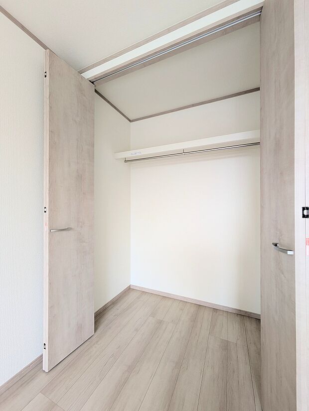 各所に配置された収納スペースは、洋服や小物はもちろんのこと、掃除機や日用予備品・お子様のおもちゃなど様々な物を収納して頂ける便利なスペースです。