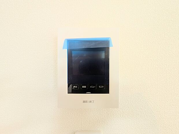 【TVモニター付インターホン】  来訪者の様子を室内TVモニターでチェック。対応したくないセールスを断りやすく、子どもに留守番をさせるときも安心。不在時の来訪者を録画でき、犯罪抑止効果も期待…