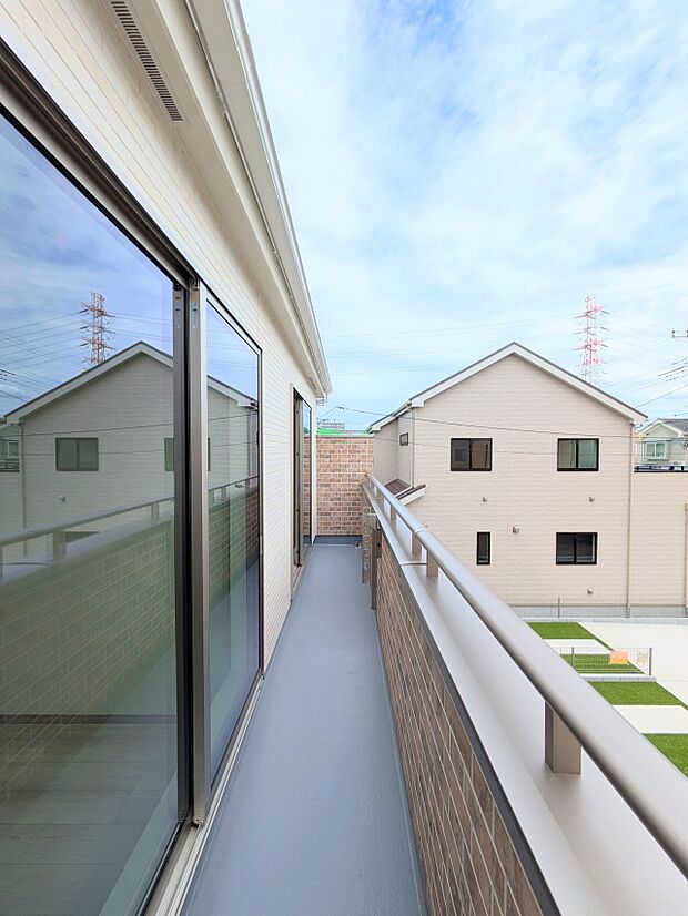 広々としたバルコニー。陽当り良好！ 陽光ふりそそぐ明るい室内。